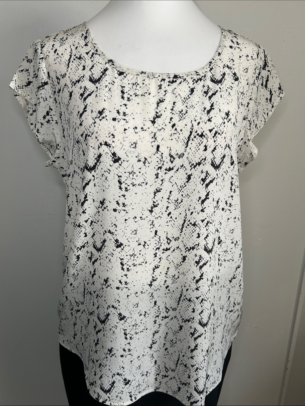 Magaschoni Women’s Black and White Silk Snake-Print Cap Sleeve Blouse